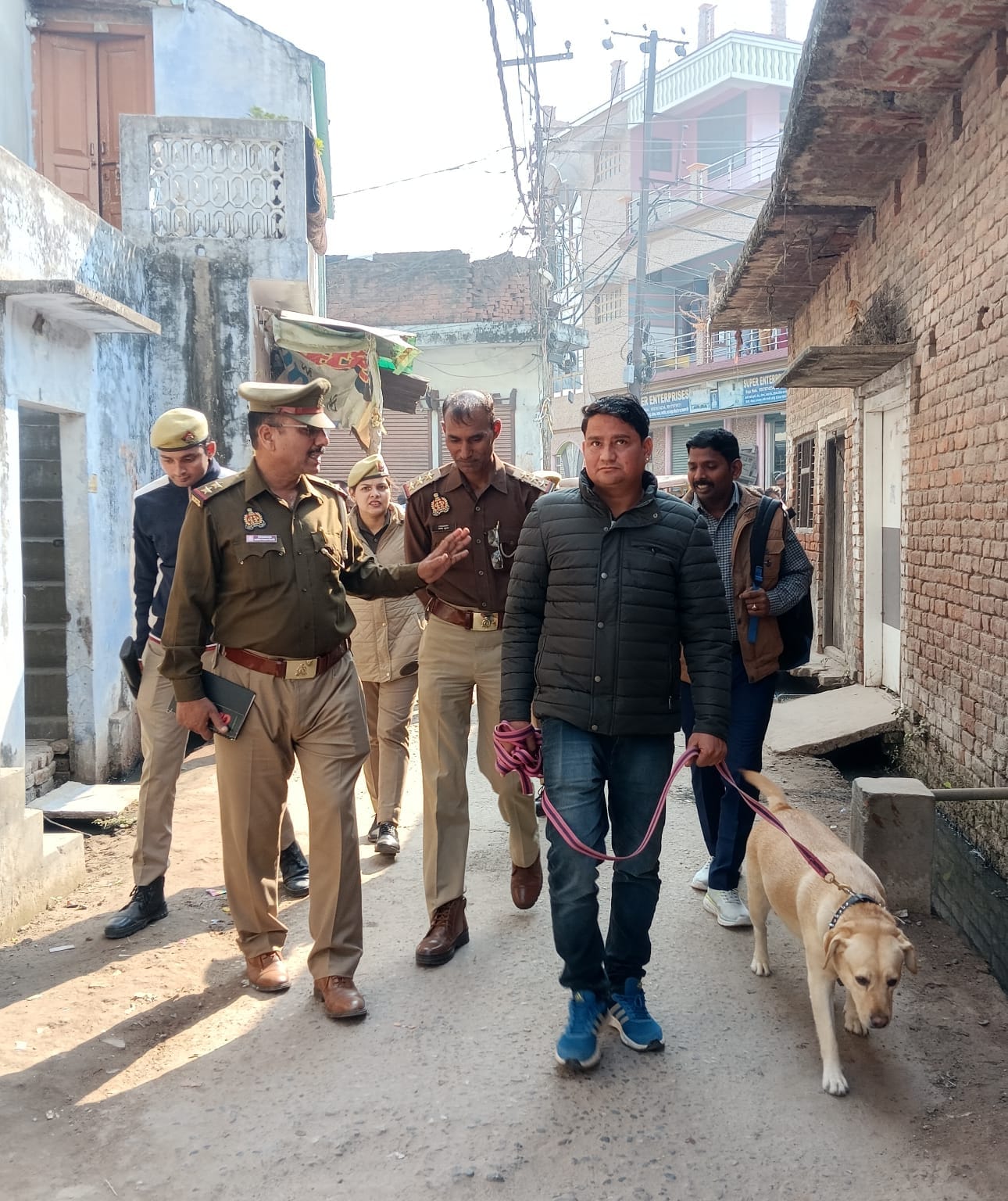 शहर में शेरो वाली मठिया के पास मंदिर में चोरी की घटना केबाद लगी भीड़ व मौजूद पुलिस । संवाद