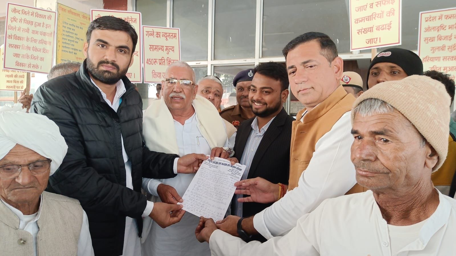 15जेएनडी02: लघु सचिवालय में प्रदर्शन करते हुए सर्वखाप जनकल्याण मंच व किसान संगठन के सदस्य। संवा