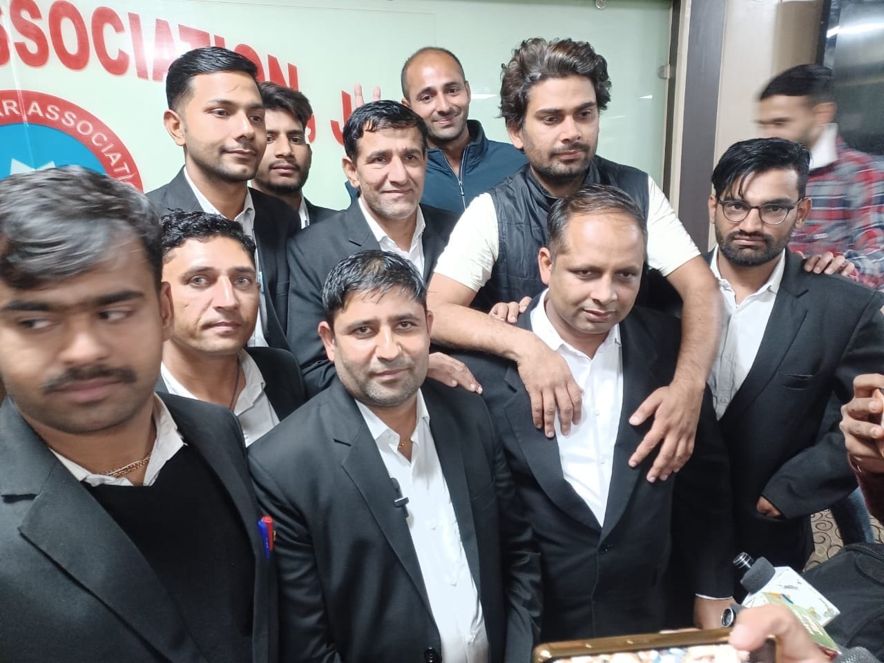 15जेएनडी39 : उपप्रधान चुने गए आशीष देशवाल काे अपने कंधों पर उठाए साथी वकील। संवाद