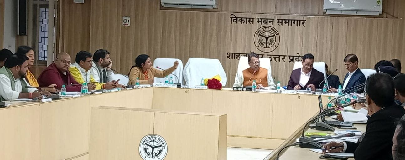 ग्रामीणों को सरकार की योजनाओं के बारे में जानकारी देते प्रभारी मंत्री। स्रोत: प्रशासन