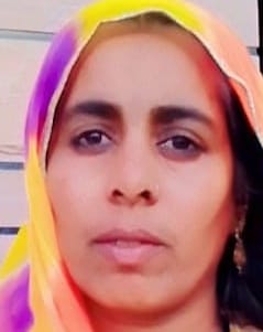कुरुक्षेत्र। ब्रह्मसरोवर तट पर सरस मेले में काशीदा कारीगरी से तैयार किए गए वॉल हैंगिग को खरीदती