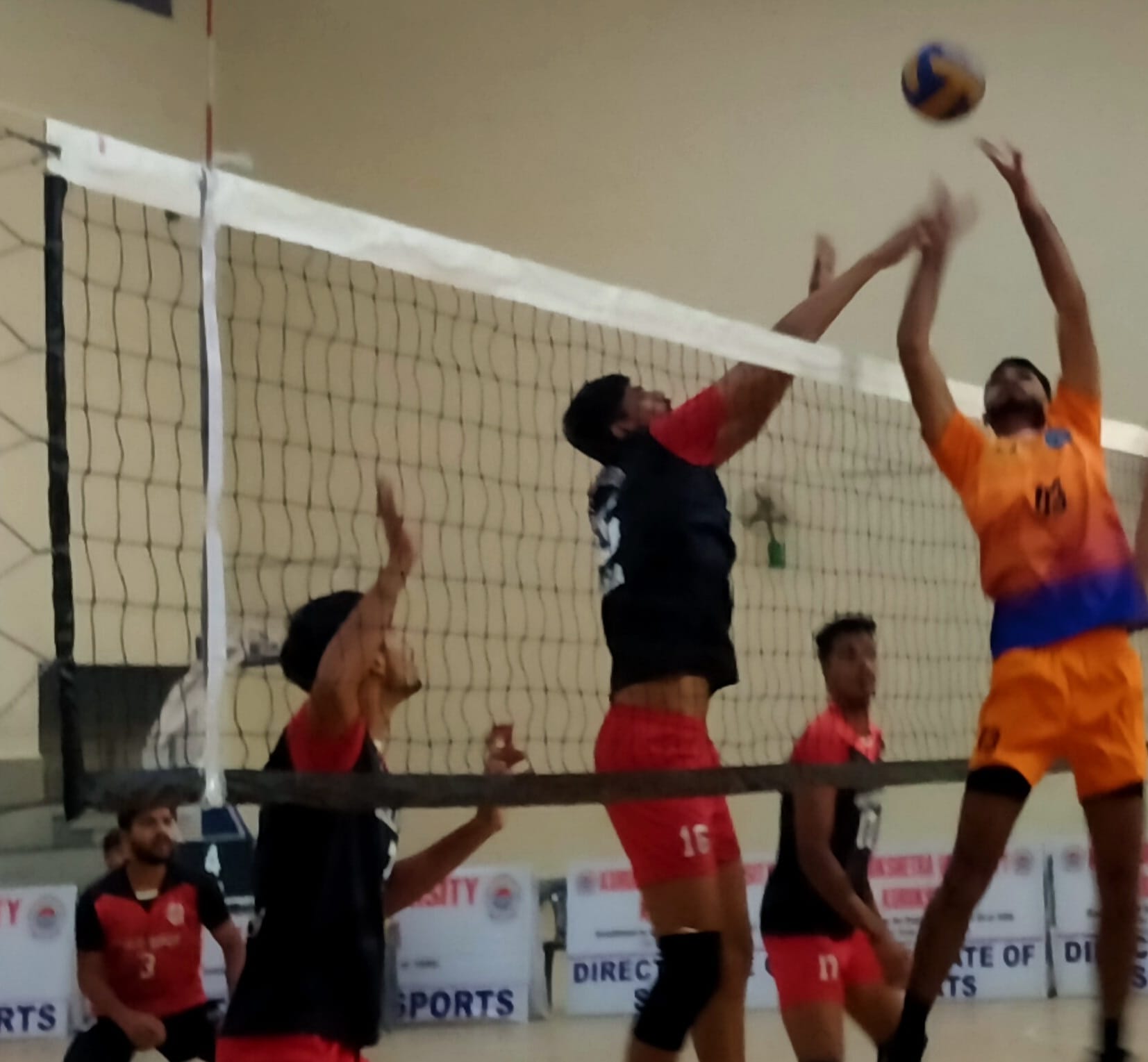 कुरुक्षेत्र। नॉर्थ जोन इंटर यूनिवर्सिटी वॉलीबॉल पुरुष प्रतियोगिता भिड़ते खिलाड़ी। संवाद कुरुक्षेत्र। नॉर्थ जोन इंटर यूनिवर्सिटी वॉलीबॉल पुरुष प्रतियोगिता भिड़ते खिलाड़ी। संवाद