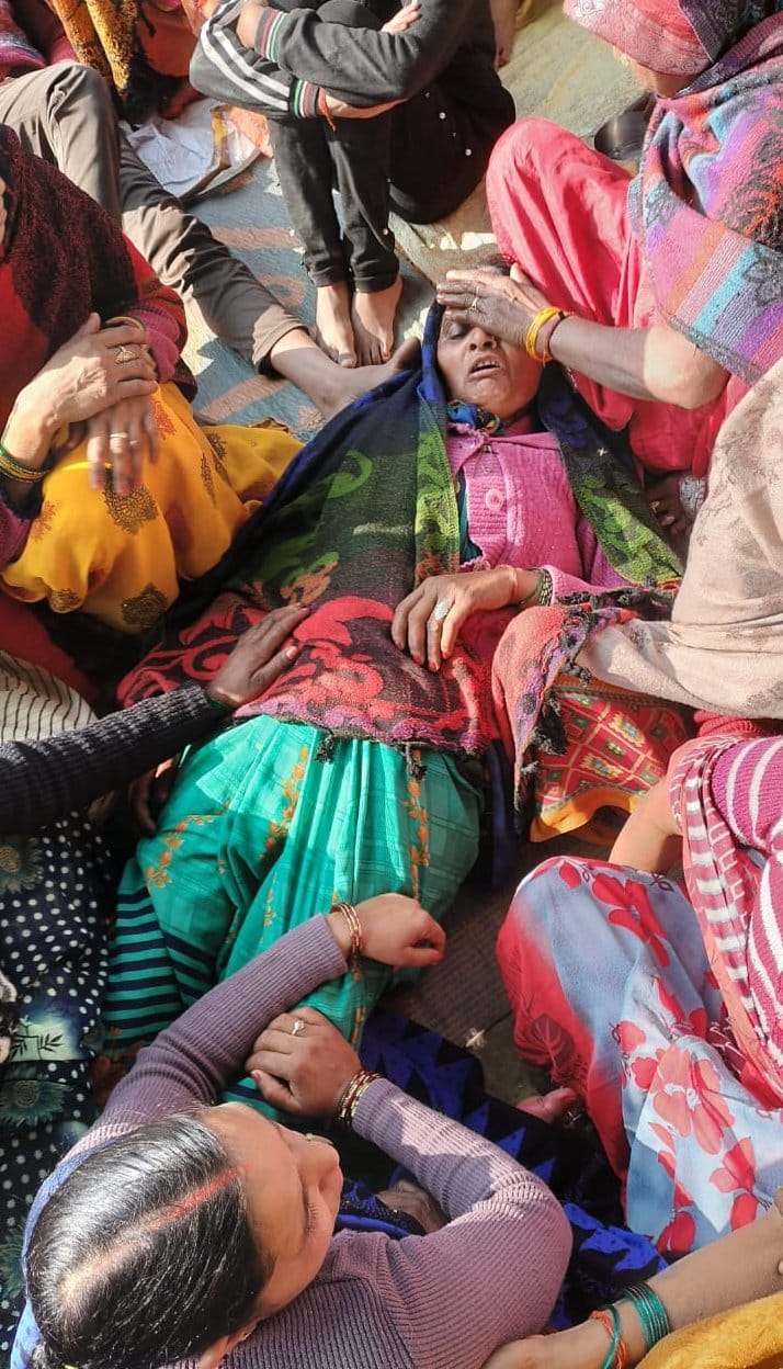 कधंई थाना क्षेत्र के कांपाहरि गांव में संविदा लाइन मैन धर्मेंद्र प्रजापति घर पर जुटी भीड़। संवा कधंई थाना क्षेत्र के कांपाहरि गांव में संविदा लाइन मैन धर्मेंद्र प्रजापति घर पर जुटी भीड़। संवा