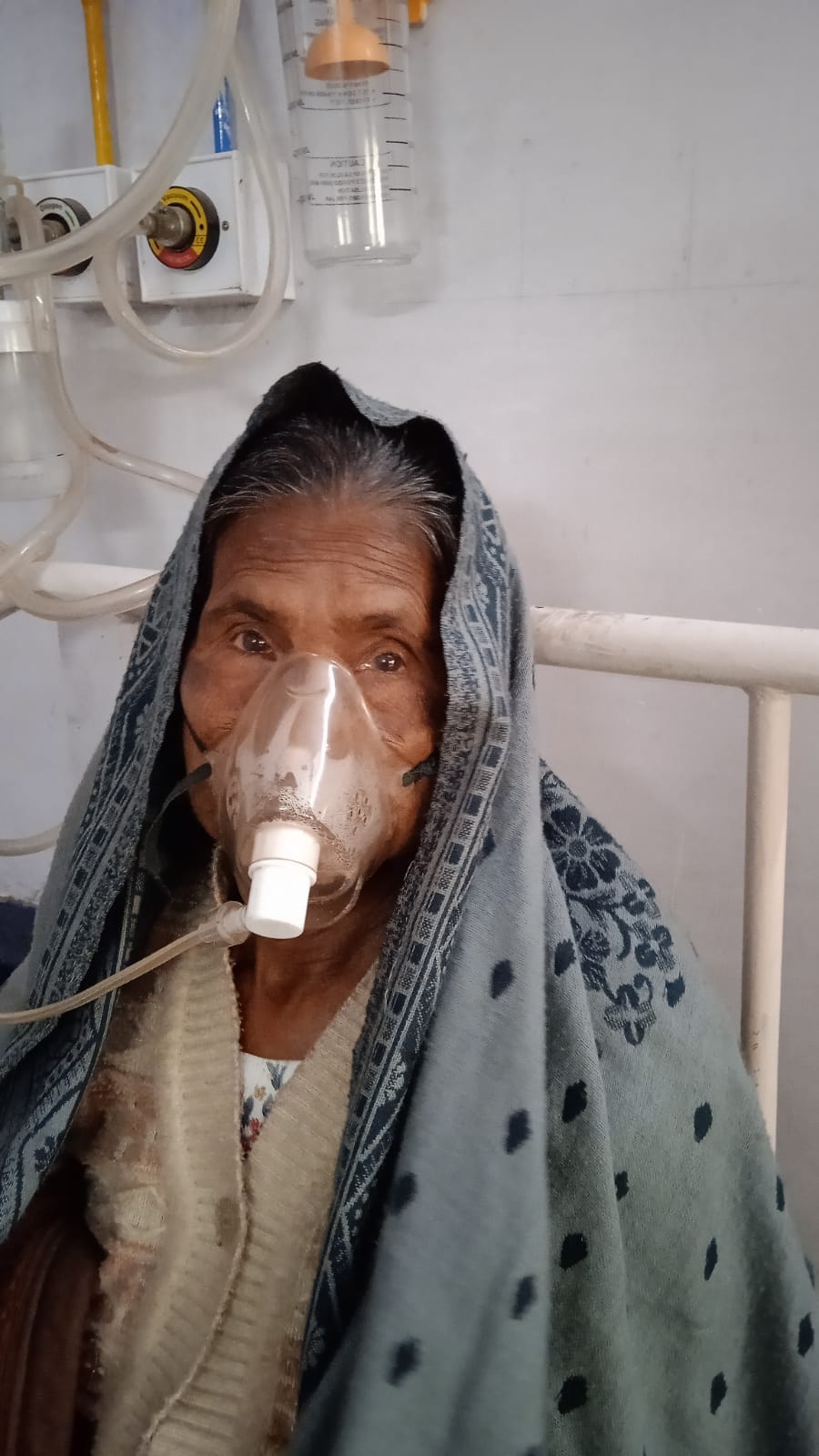 मेडिकल कॉलेज के वार्ड में कंबल ओढ़कर लेटा मरीज । संवाद मेडिकल कॉलेज के वार्ड में कंबल ओढ़कर लेटा मरीज । संवाद