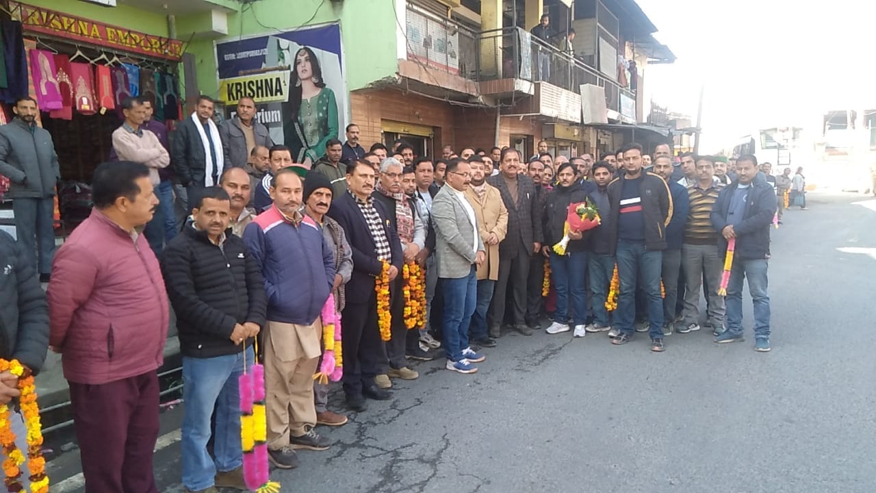 मंत्री बनने के बाद बिलासपुर पहुंचे राजेश धर्माणी का स्वागत करते विधायक बंबर ठाकुर । संवाद