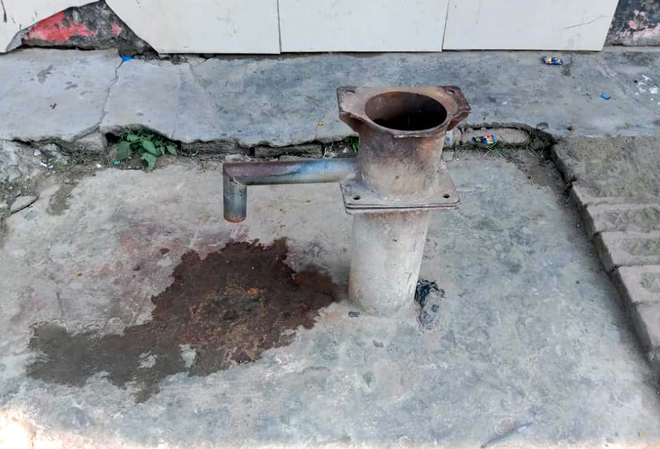 पलिया के सेमरीपुरवा स्कूल में खराब पड़ी टंकियां। स्त्रोत संवाद।