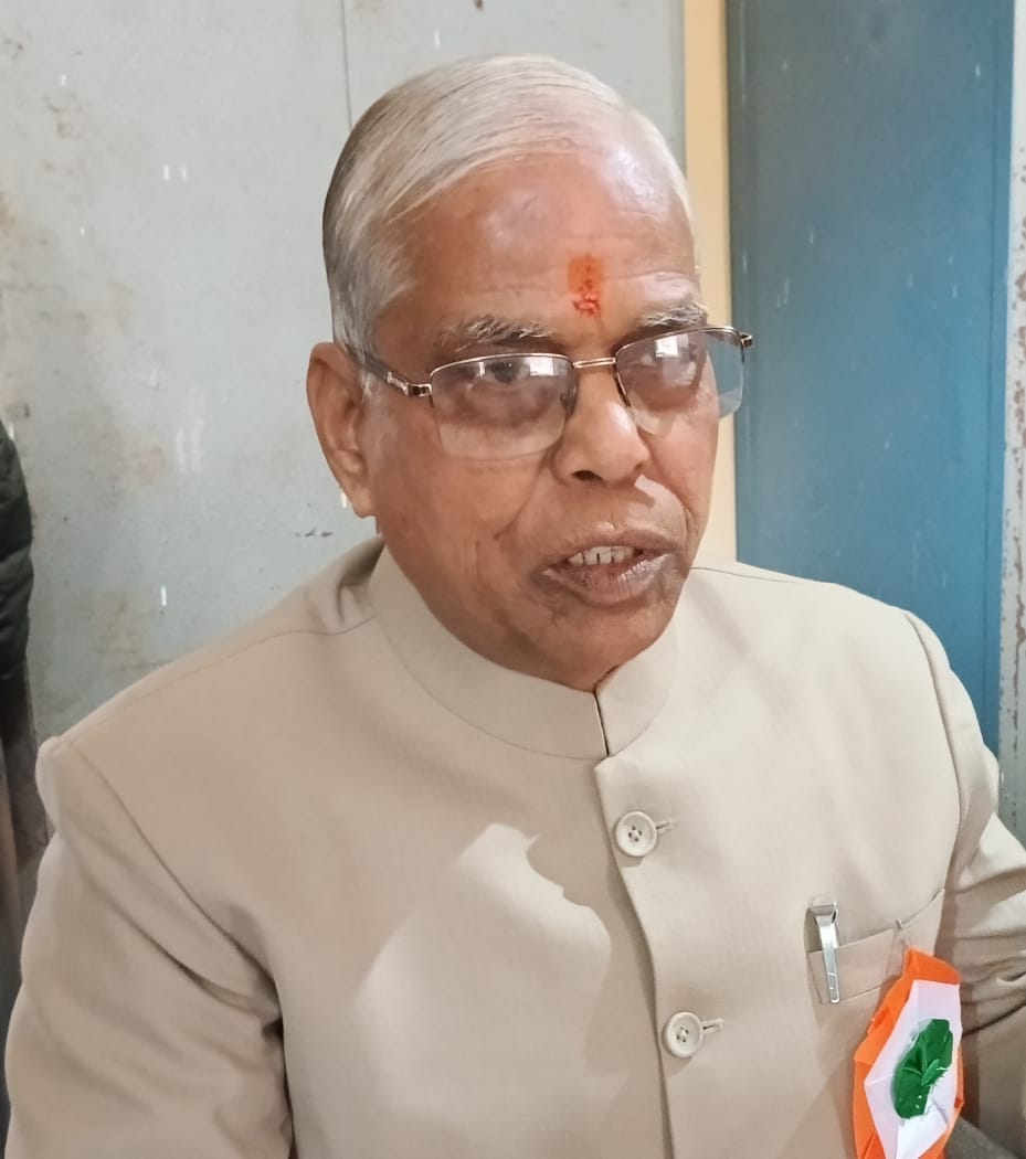 राम इंटर कॉलेज में आयोजित पुरातन छात्र सम्मेलन में कार्यक्रम प्रस्तुत करता छात्र । संवाद राम इंटर कॉलेज में आयोजित पुरातन छात्र सम्मेलन में कार्यक्रम प्रस्तुत करता छात्र । संवाद