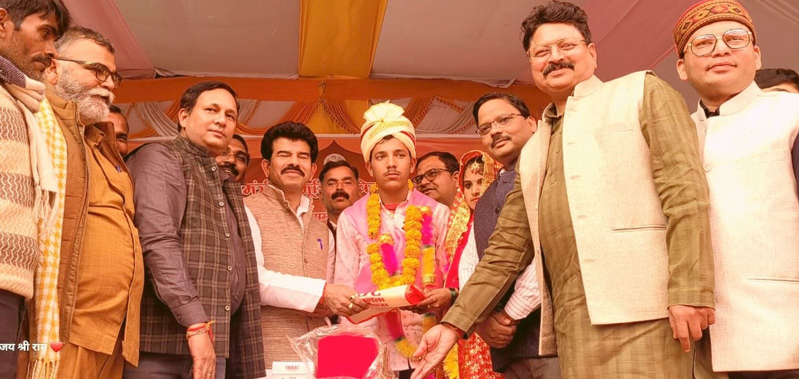 सालारपुर ब्लाक में सामूहिक विवाह कार्यक्रम में नवदम्पत्तियों को आशीर्वाद देते नेता और अधिकारी।