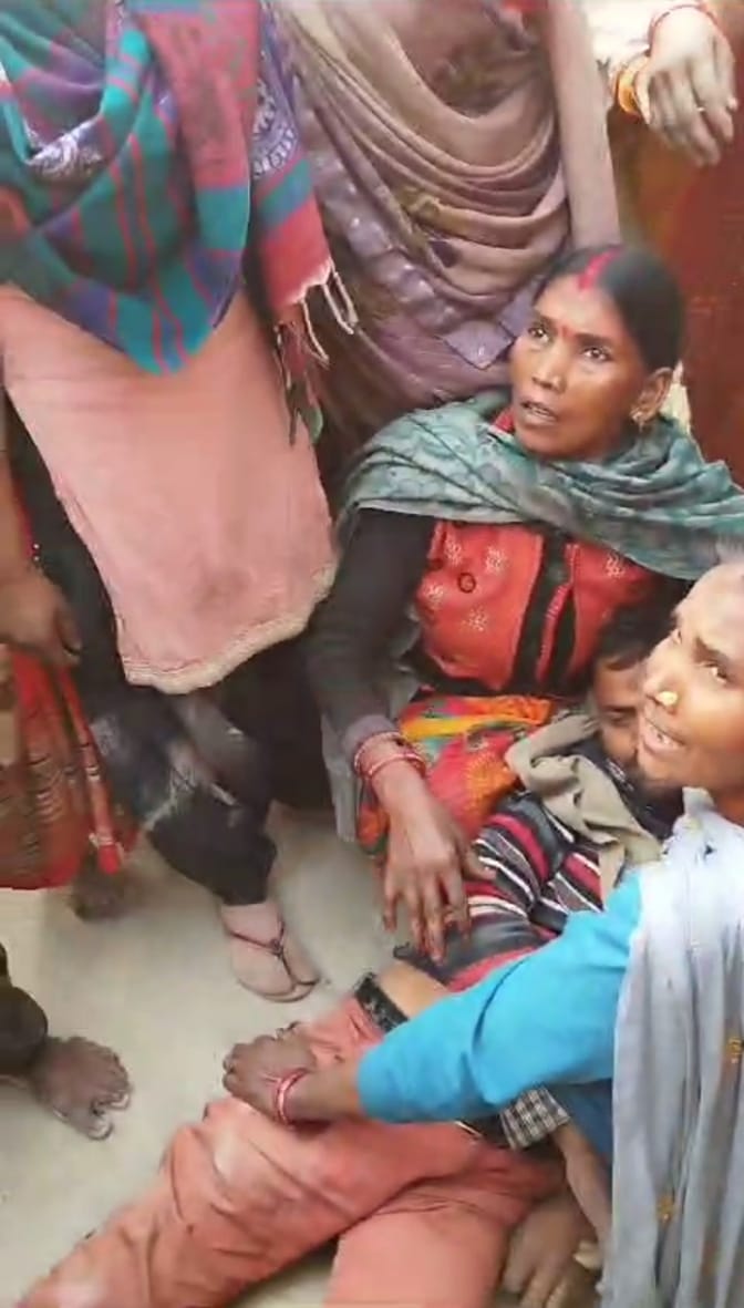 सिरसिया वीरभान गांव में पुलिस टीम को दौड़ाते ग्रामीण।