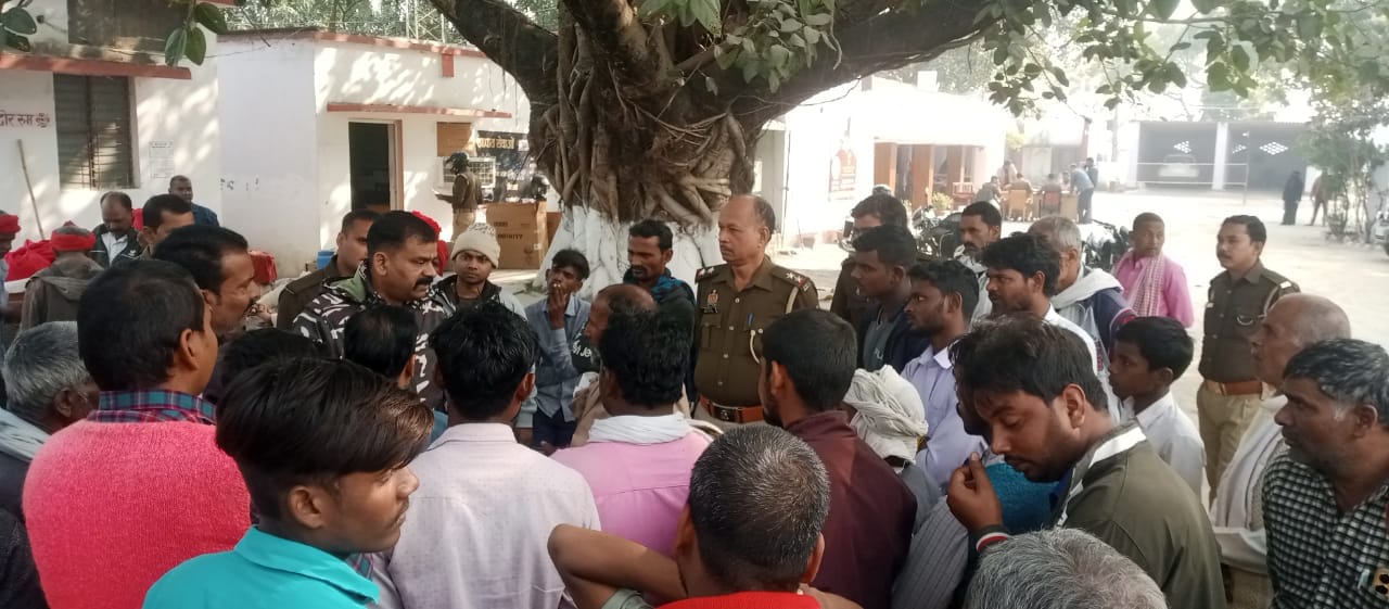 सिरसिया वीरभान गांव में पुलिस टीम को दौड़ाते ग्रामीण।