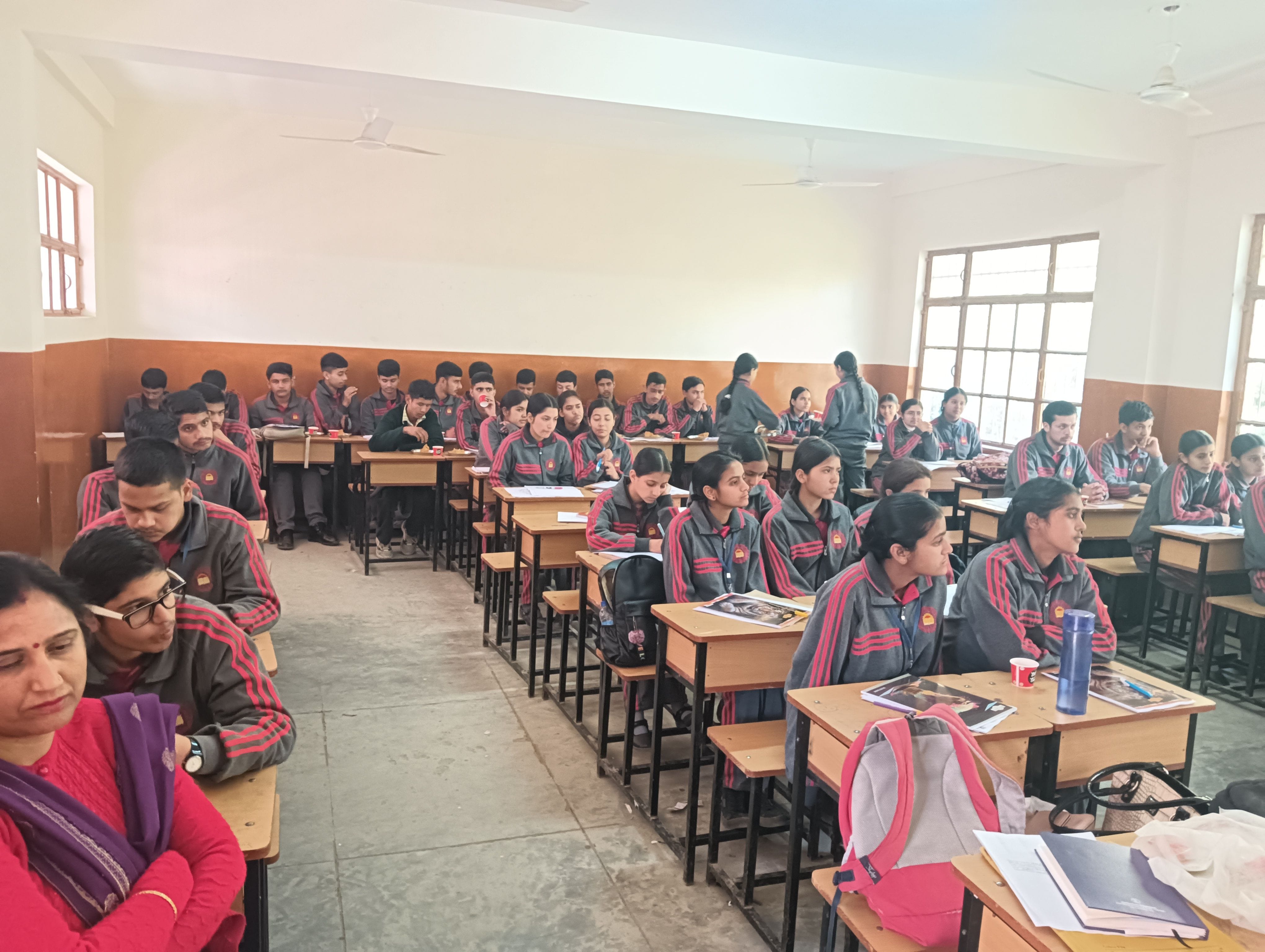 सीसे स्कूल कंडाघाट में प्रदर्शनी का अवलोकन करते हुए। संवाद