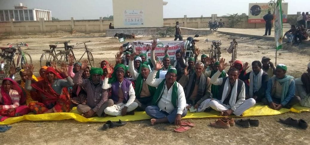 यूनियन के पदाधिकारी अतिरिक्त मजिस्ट्रेट को ज्ञापन देते हुए। संवाद यूनियन के पदाधिकारी अतिरिक्त मजिस्ट्रेट को ज्ञापन देते हुए। संवाद