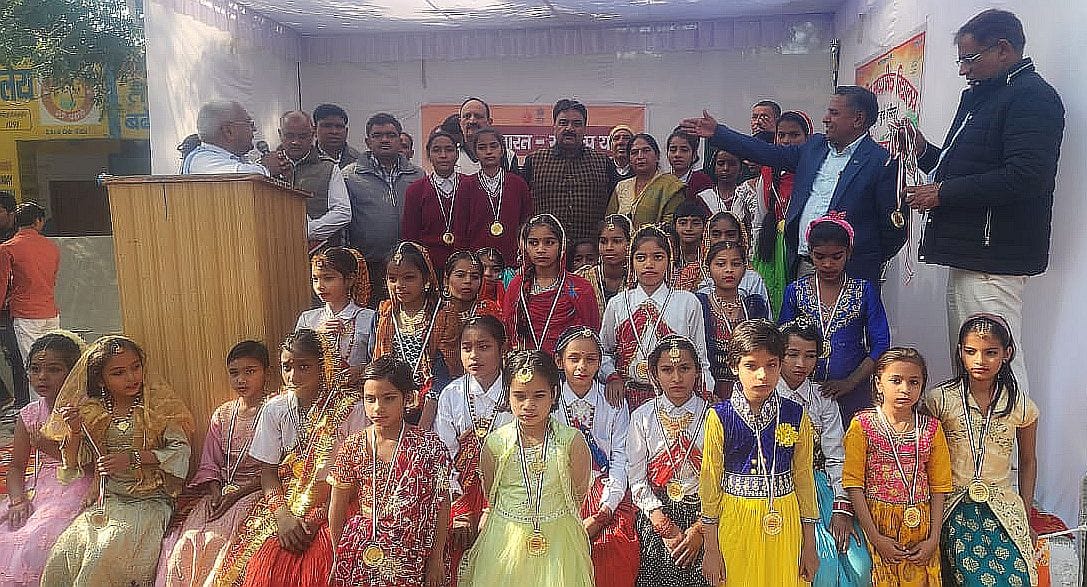 16जेएनडी26: विकसित भारत के लिए शपथ दिलाते हुए विधायक डॉ. कृष्ण मिड्ढा। संवाद