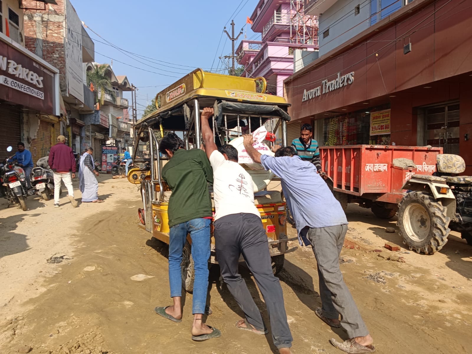 इस्लामियां स्कूल के पास जाम में फंसे वाहन। संवाद
