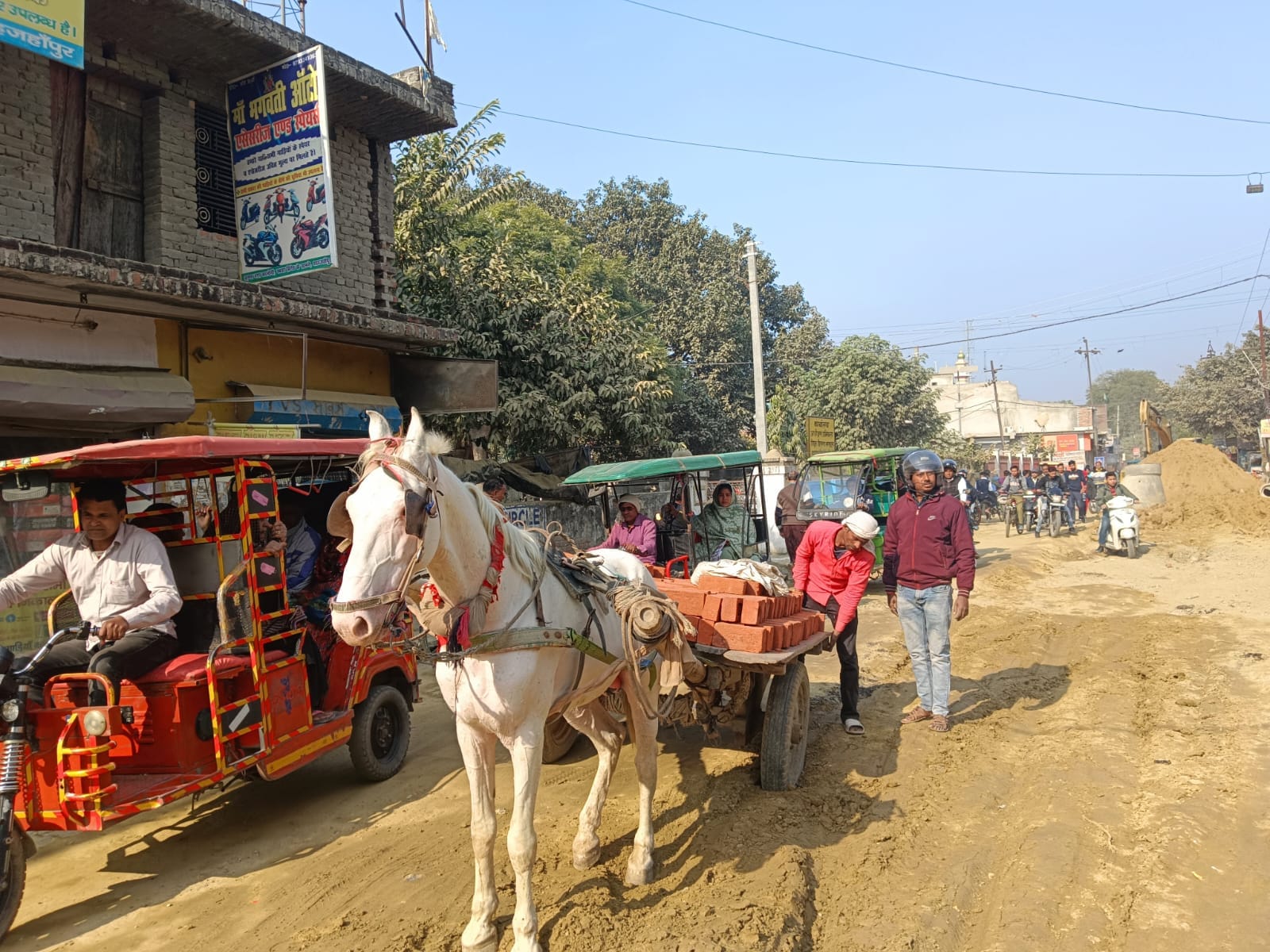 इस्लामियां स्कूल के पास जाम में फंसे वाहन। संवाद