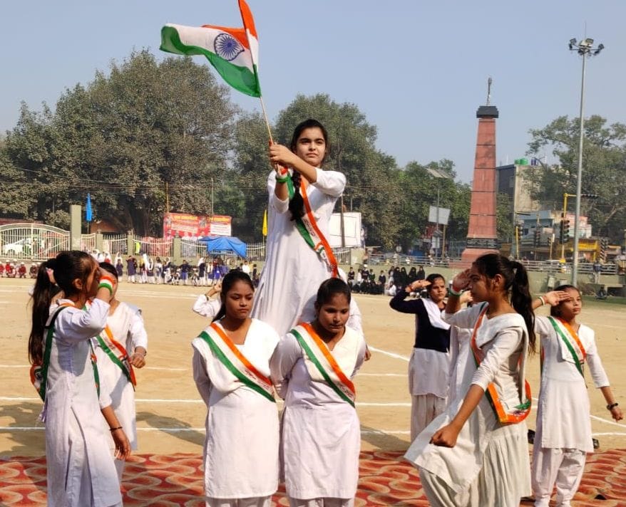 शाहजहांपुर में मदरसा खेलकूद प्रतियोगिता में गुब्बारे उड़ाकर शुभारंभ करते डीआईओएस हरवंश कुमार। स