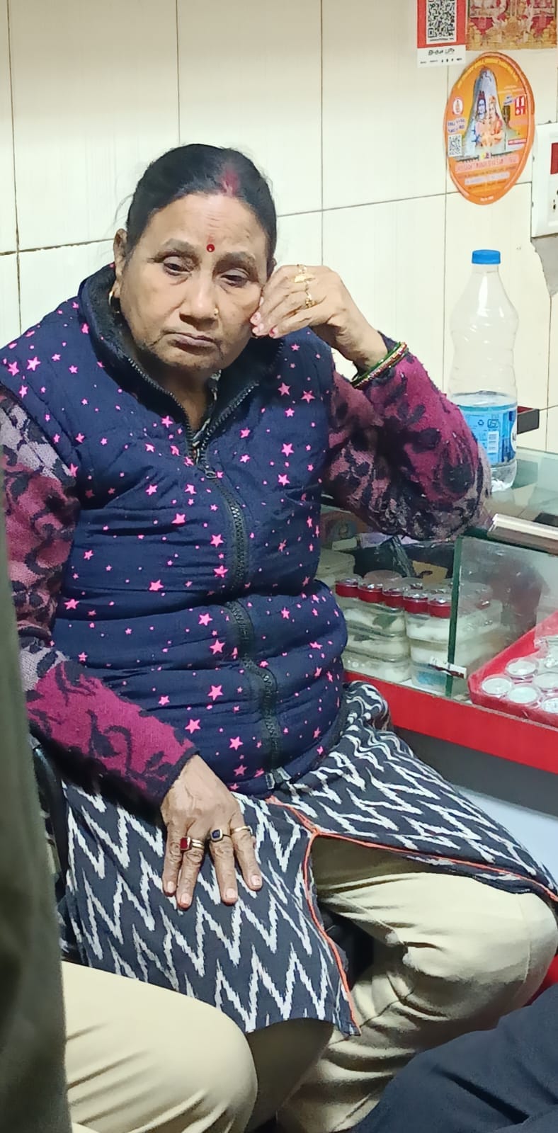 शहर के रंगीलाल चौराहे के पास ज्वैलर्स की दुकान के बाहर लगी भीड़ व मौजूद पुलिस । संवाद