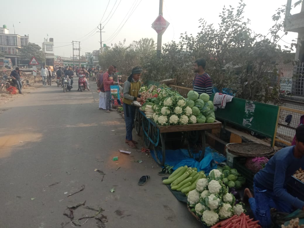शेरपुर क्रॉसिंग के समीप रेलवे की जमीन से हटाया जाता कब्जा ।-संवाद