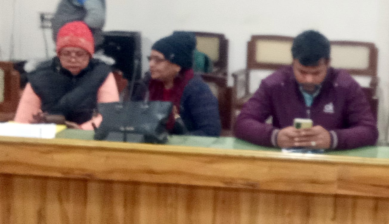 ऊन तहसील में आयोजित संपूर्ण समाधान दिवस में मोबाइल देखते अधिकारी ऊन तहसील में आयोजित संपूर्ण समाधान दिवस में मोबाइल देखते अधिकारी