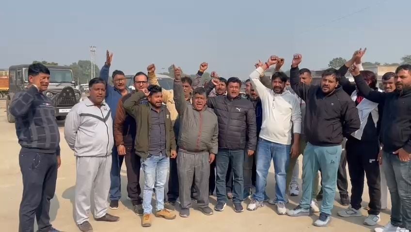 फोटो 22- गोहाना की नई सब्जी मंडी में रोष प्रकट करते आढ़ती। संवाद फोटो 22- गोहाना की नई सब्जी मंडी में रोष प्रकट करते आढ़ती। संवाद