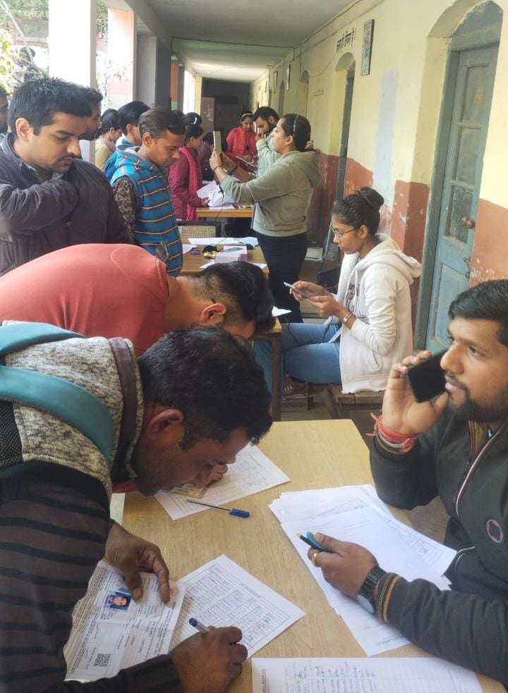 फोटो 37- सोनीपत के मुरथल अड्डा स्थित राजकीय कन्या वरिष्ठ माध्यमिक विद्यालय में बायोमीट्रिक करवा