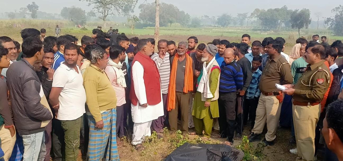 कोल्हुआ गांव के पास बाड़ी नदी में सिर कटा शव मिलने पर मौके पर पहुंचकर पूछताछ करते सीओ कुंदन सिं कोल्हुआ गांव के पास बाड़ी नदी में सिर कटा शव मिलने पर मौके पर पहुंचकर पूछताछ करते सीओ कुंदन सिं
