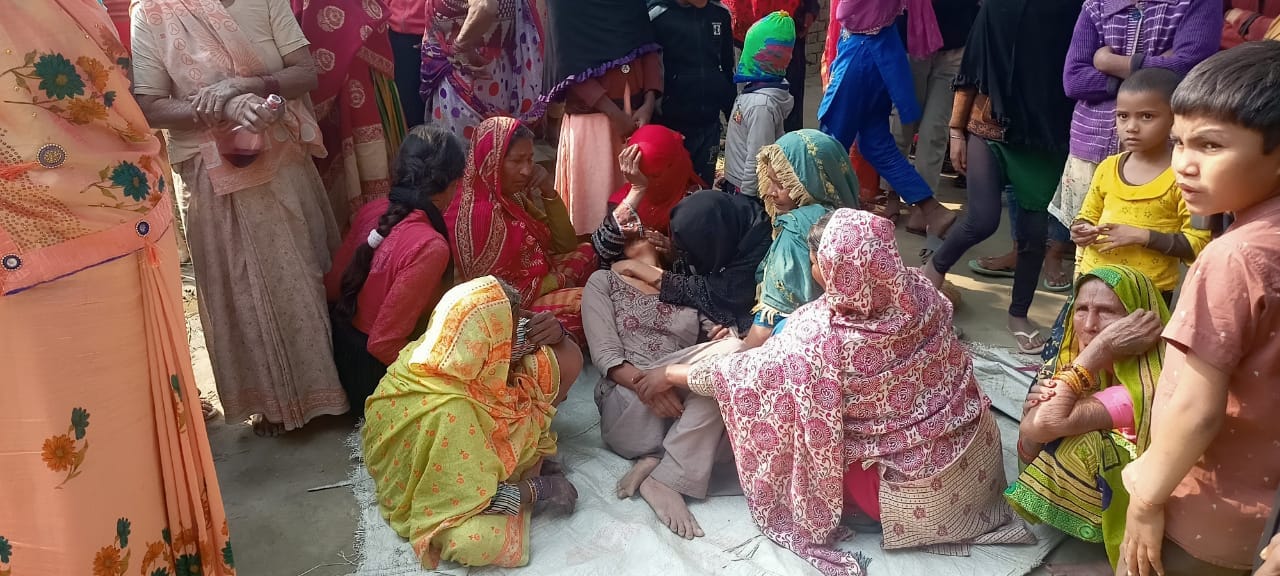 कोल्हुआ गांव के पास बाड़ी नदी में सिर कटा शव मिलने पर मौके पर पहुंचकर पूछताछ करते सीओ कुंदन सिं कोल्हुआ गांव के पास बाड़ी नदी में सिर कटा शव मिलने पर मौके पर पहुंचकर पूछताछ करते सीओ कुंदन सिं