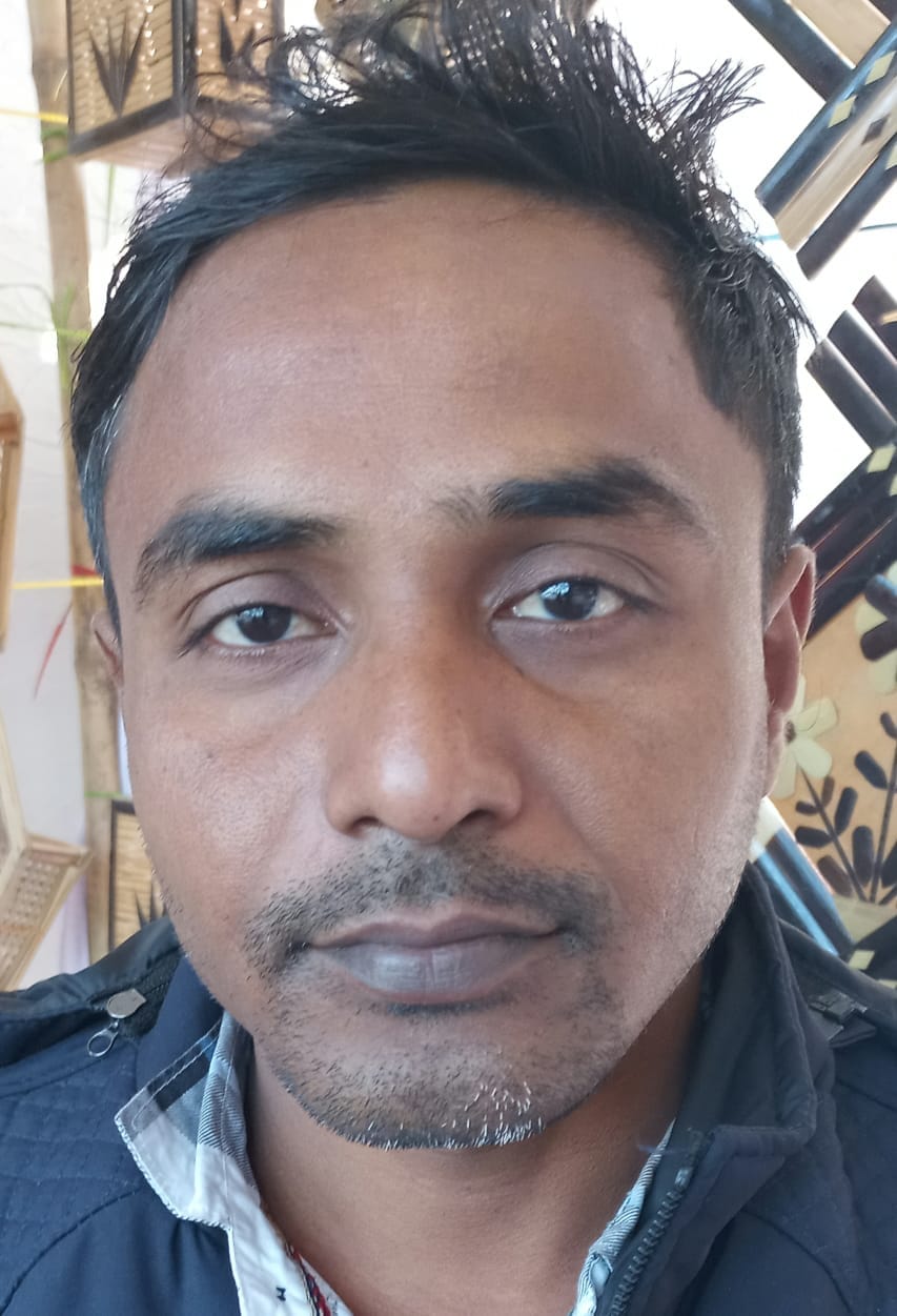 कुरुक्षेत्र। अंतरराष्ट्रीय गीता जयंती महोत्सव में बांस से बनी वस्तुओं को खरीदती महिला पर्यटक। स