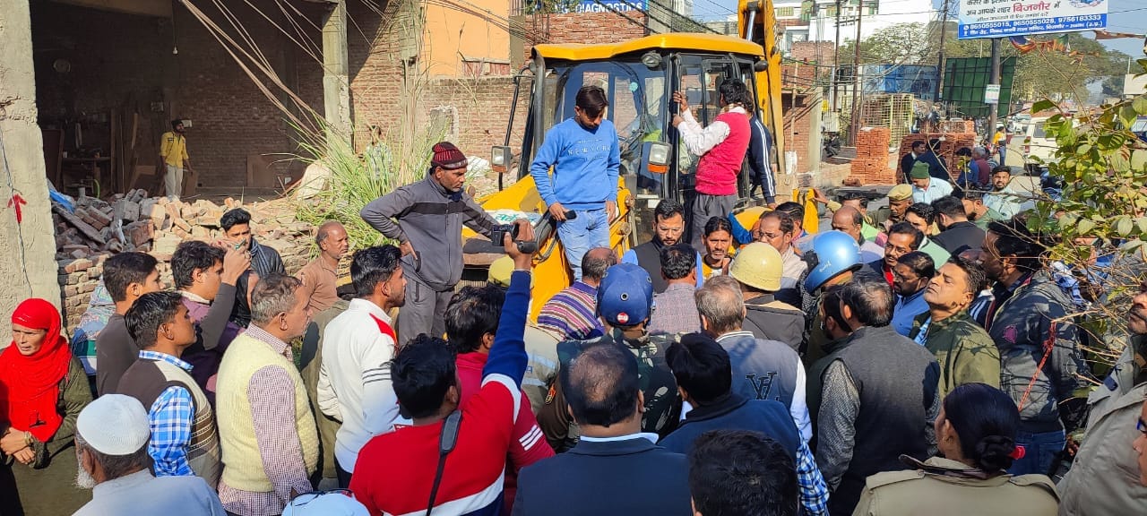 मुहल्ला पहाड़ी दरवाजा में हंगामाकररही महिलाओं को पकड़ कर ले जाती महिला पुलिस। संवाद मुहल्ला पहाड़ी दरवाजा में हंगामाकररही महिलाओं को पकड़ कर ले जाती महिला पुलिस। संवाद