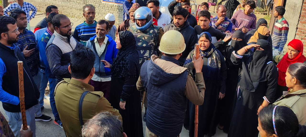 मुहल्ला पहाड़ी दरवाजा में हंगामाकररही महिलाओं को पकड़ कर ले जाती महिला पुलिस। संवाद मुहल्ला पहाड़ी दरवाजा में हंगामाकररही महिलाओं को पकड़ कर ले जाती महिला पुलिस। संवाद