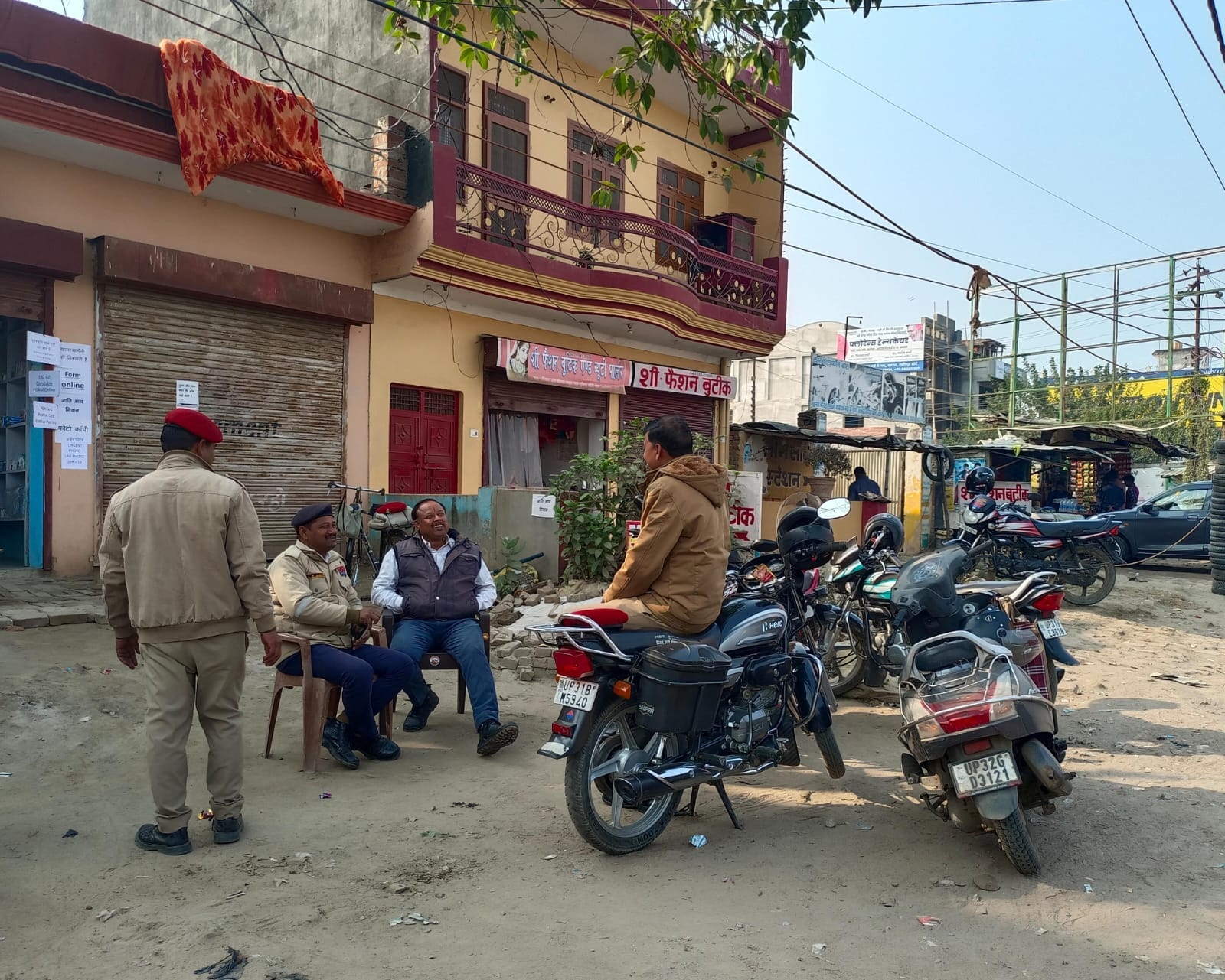 सैधरी बाईपास पर नदारद मिले ट्रेफिक के गार्ड स्रोत:सवाद सैधरी बाईपास पर नदारद मिले ट्रेफिक के गार्ड स्रोत:सवाद