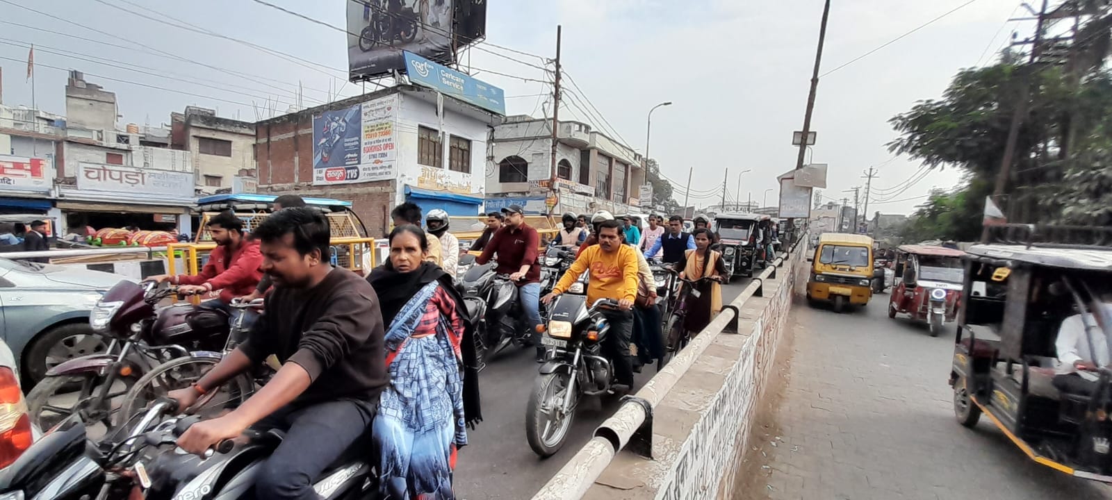 सैधरी बाईपास पर नदारद मिले ट्रेफिक के गार्ड स्रोत:सवाद सैधरी बाईपास पर नदारद मिले ट्रेफिक के गार्ड स्रोत:सवाद