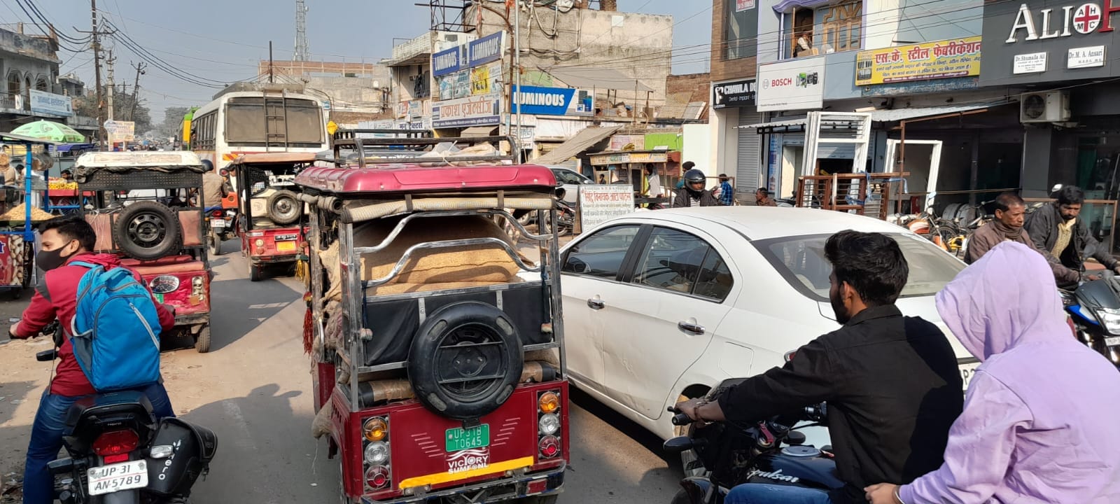 सैधरी बाईपास पर नदारद मिले ट्रेफिक के गार्ड स्रोत:सवाद सैधरी बाईपास पर नदारद मिले ट्रेफिक के गार्ड स्रोत:सवाद