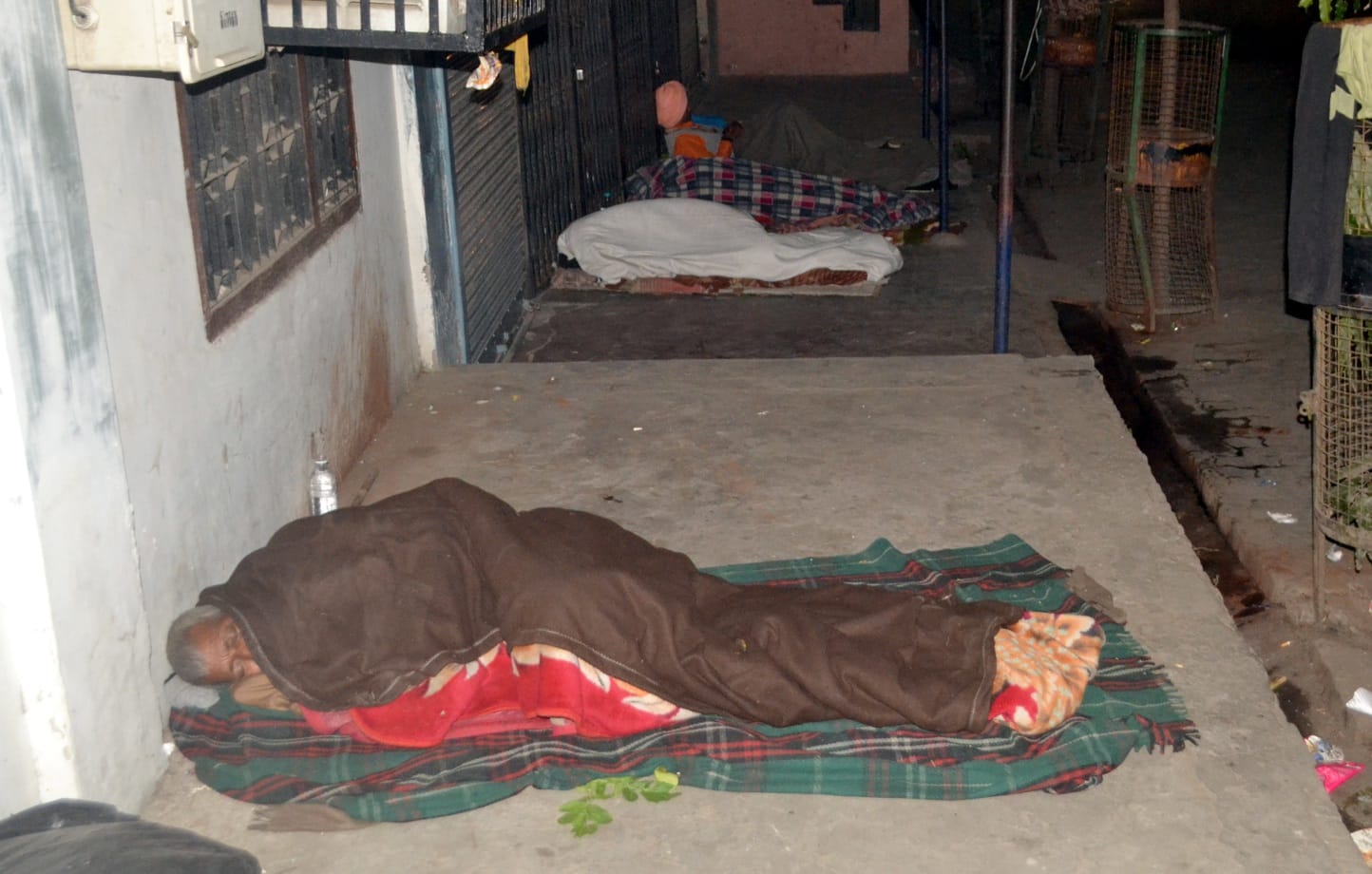 शामली  में  खाली पडा  नगर पालिका का रैन  बसेरा