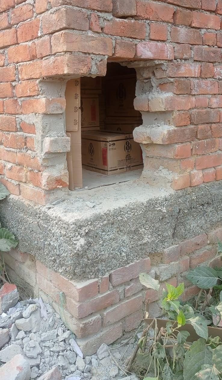 शिवाला चौराहे पर नपाई करते राजस्व विभाग के लोग स्रोत:संवाद शिवाला चौराहे पर नपाई करते राजस्व विभाग के लोग स्रोत:संवाद