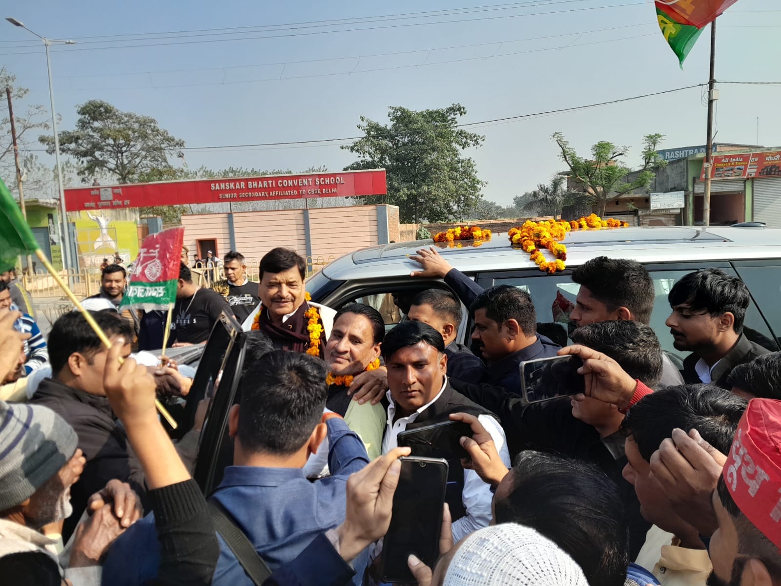देवबंद में नेताओं के साथ सपा के राष्ट्रीय महासचिव शिवपाल यादव। संवाद देवबंद में नेताओं के साथ सपा के राष्ट्रीय महासचिव शिवपाल यादव। संवाद