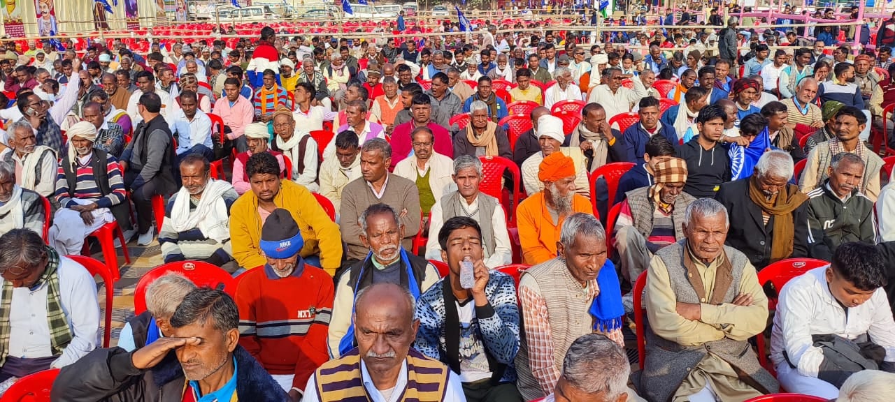 धामपुर के केएम इंटर कॉलेज के मैदान में संपन्न संविधान जागरूकता महासम्मेलन को संबो धित करते मुख् धामपुर के केएम इंटर कॉलेज के मैदान में संपन्न संविधान जागरूकता महासम्मेलन को संबो धित करते मुख्