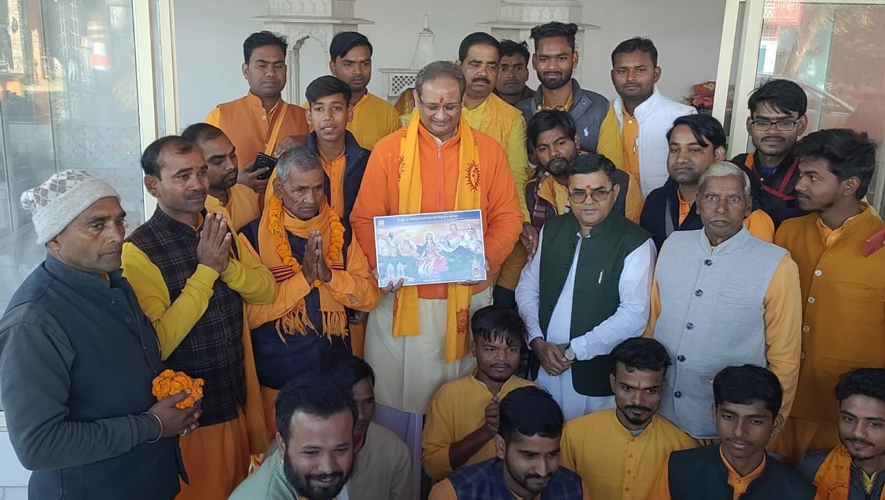निघासन के गायत्री परिवार की यज्ञशाला में मौजूद श्रद्धालु