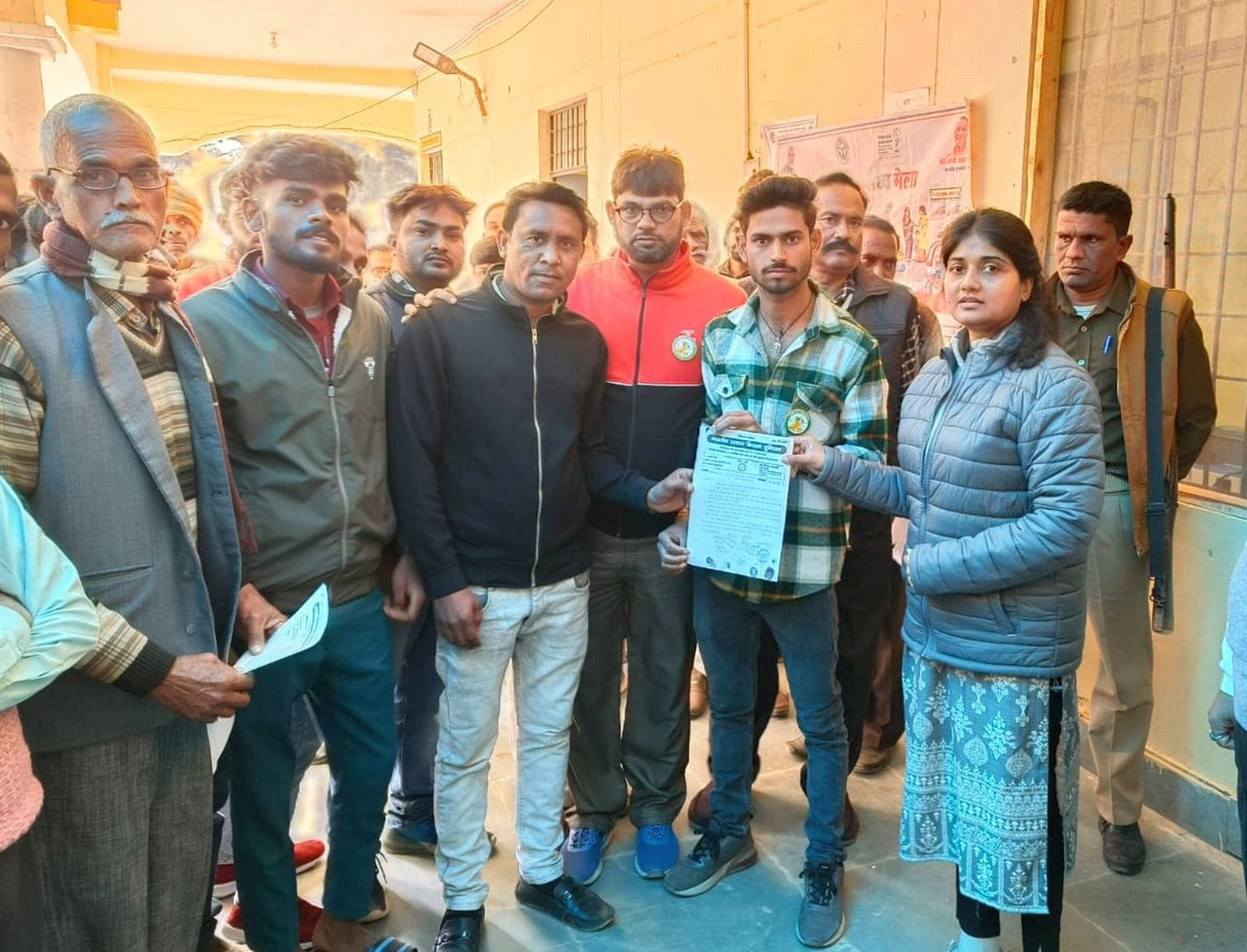 सिलहरी में गन्ना जलाकर विरोध प्रदर्शन करते भाकियू कार्यकर्ता।स्रोत-भाकियू