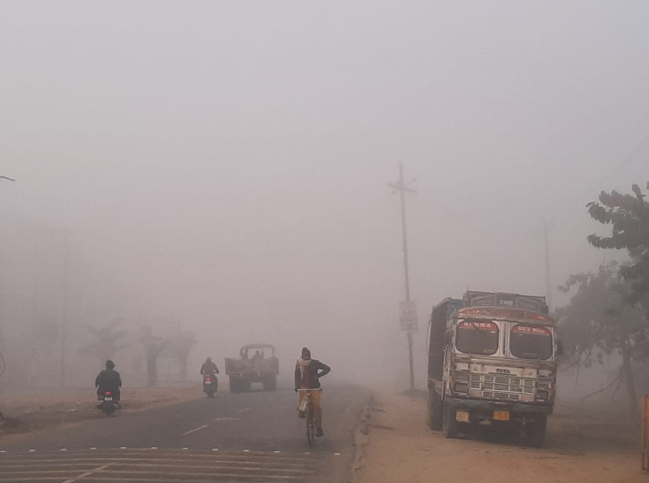 सर्दी से बचाव कर जाते राहागीर । संवाद