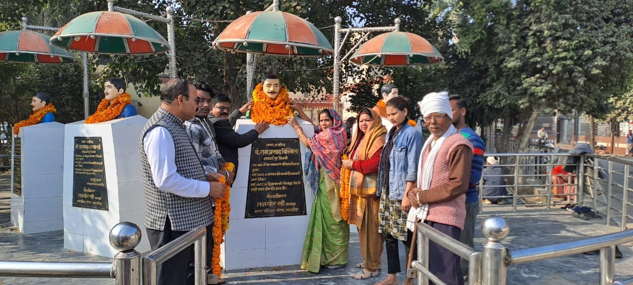 बलिदान दिवस पर हवन में आहुतियां अर्पित करते संकल्प संस्था के सदस्य। संस्था