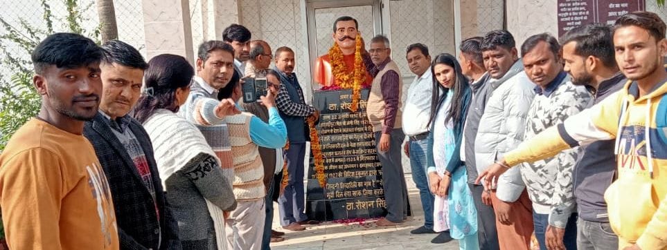 बलिदान दिवस पर हवन में आहुतियां अर्पित करते संकल्प संस्था के सदस्य। संस्था