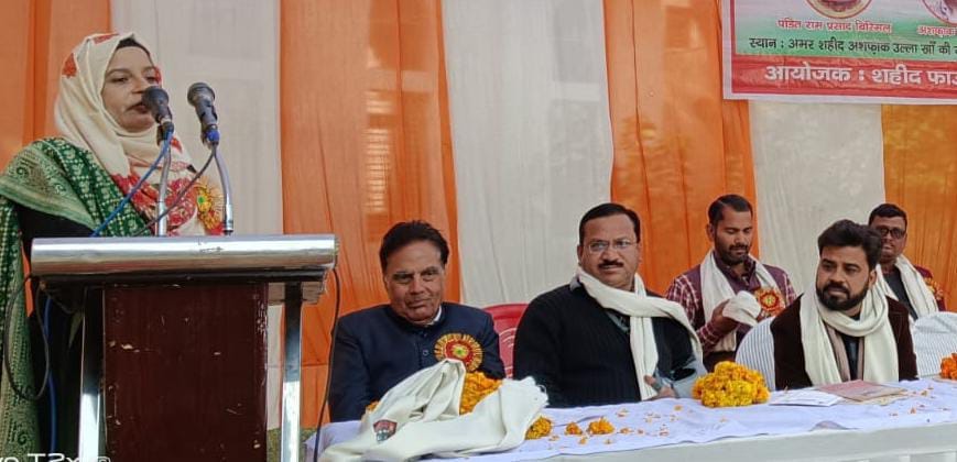 बलिदान दिवस पर हवन में आहुतियां अर्पित करते संकल्प संस्था के सदस्य। संस्था