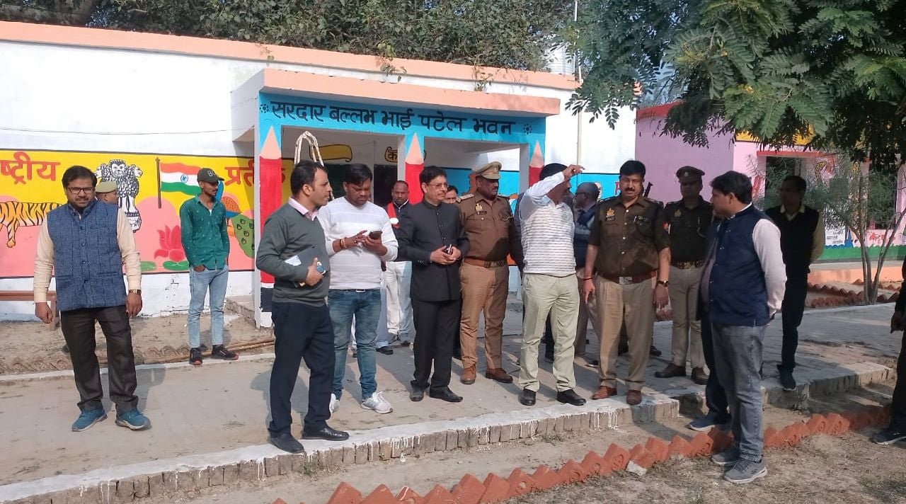 चित्रकूट जाने के लिए मंझनपुर चौराहे से होकर गुजरता राज्यपाल का काफिला। संवाद चित्रकूट जाने के लिए मंझनपुर चौराहे से होकर गुजरता राज्यपाल का काफिला। संवाद