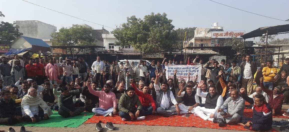 फोटो 16. सोनीपत के कामी रोड स्थित सब्जी मंडी में धरने पर आढ़तियों के साथ नारेबाजी करते मेयर निख