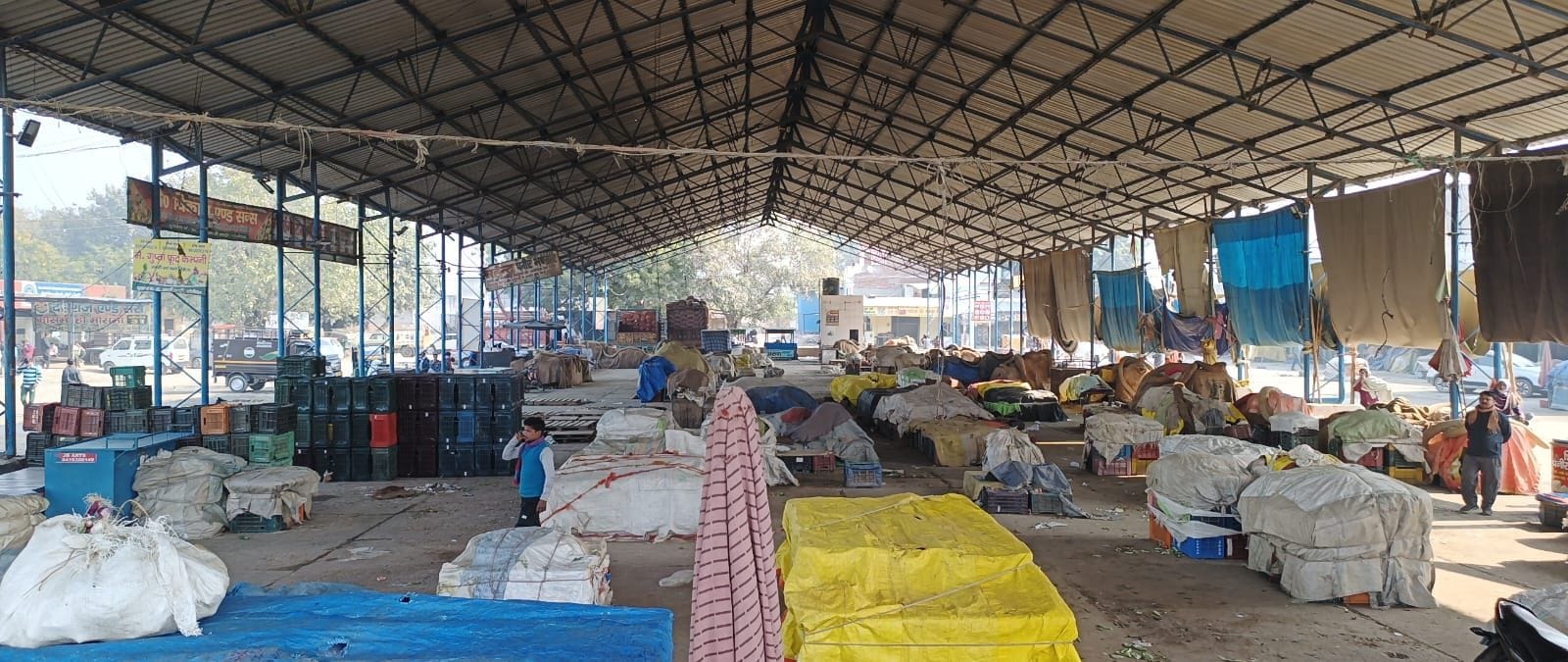 फोटो 16. सोनीपत के कामी रोड स्थित सब्जी मंडी में धरने पर आढ़तियों के साथ नारेबाजी करते मेयर निख