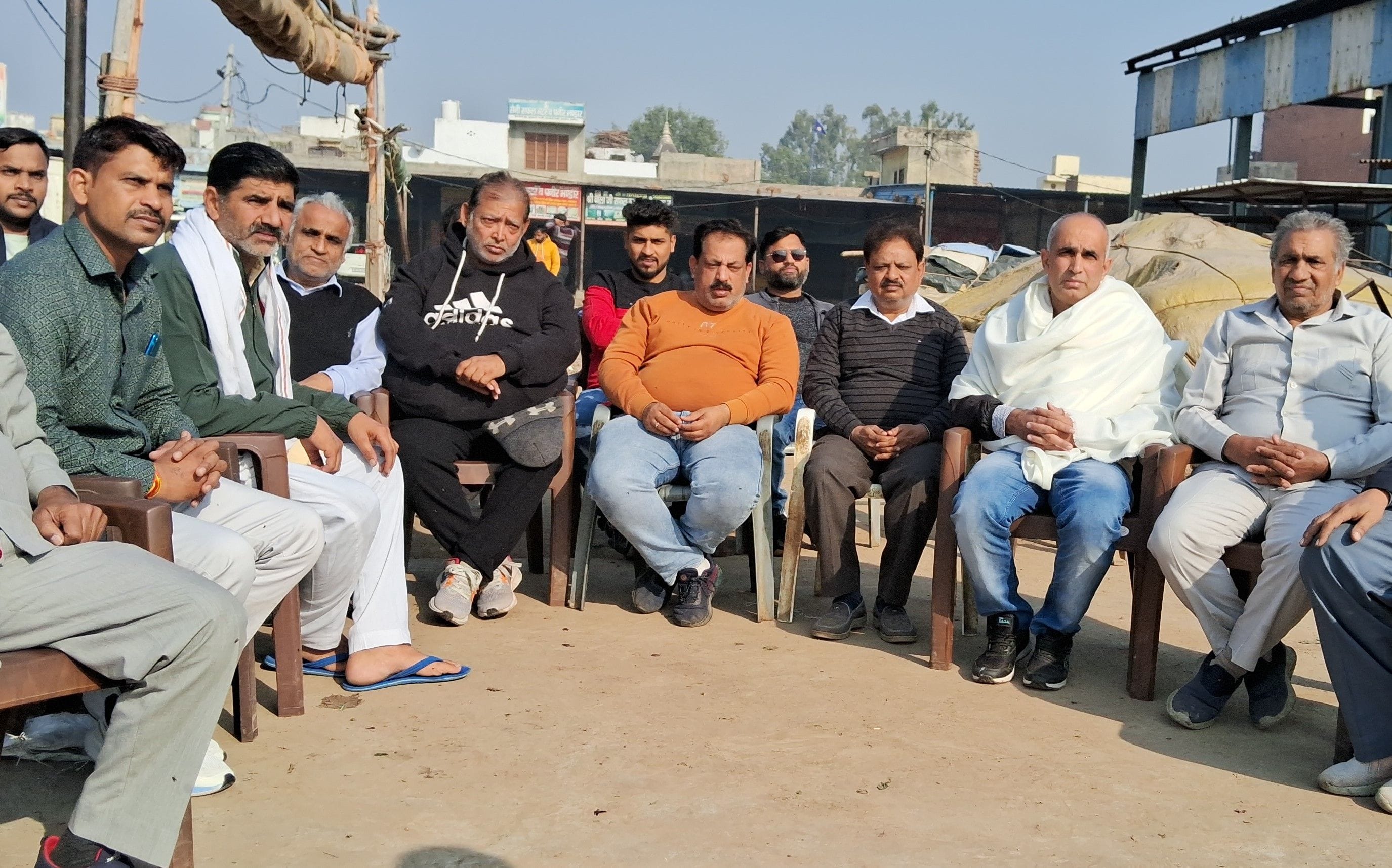 फोटो 16. सोनीपत के कामी रोड स्थित सब्जी मंडी में धरने पर आढ़तियों के साथ नारेबाजी करते मेयर निख