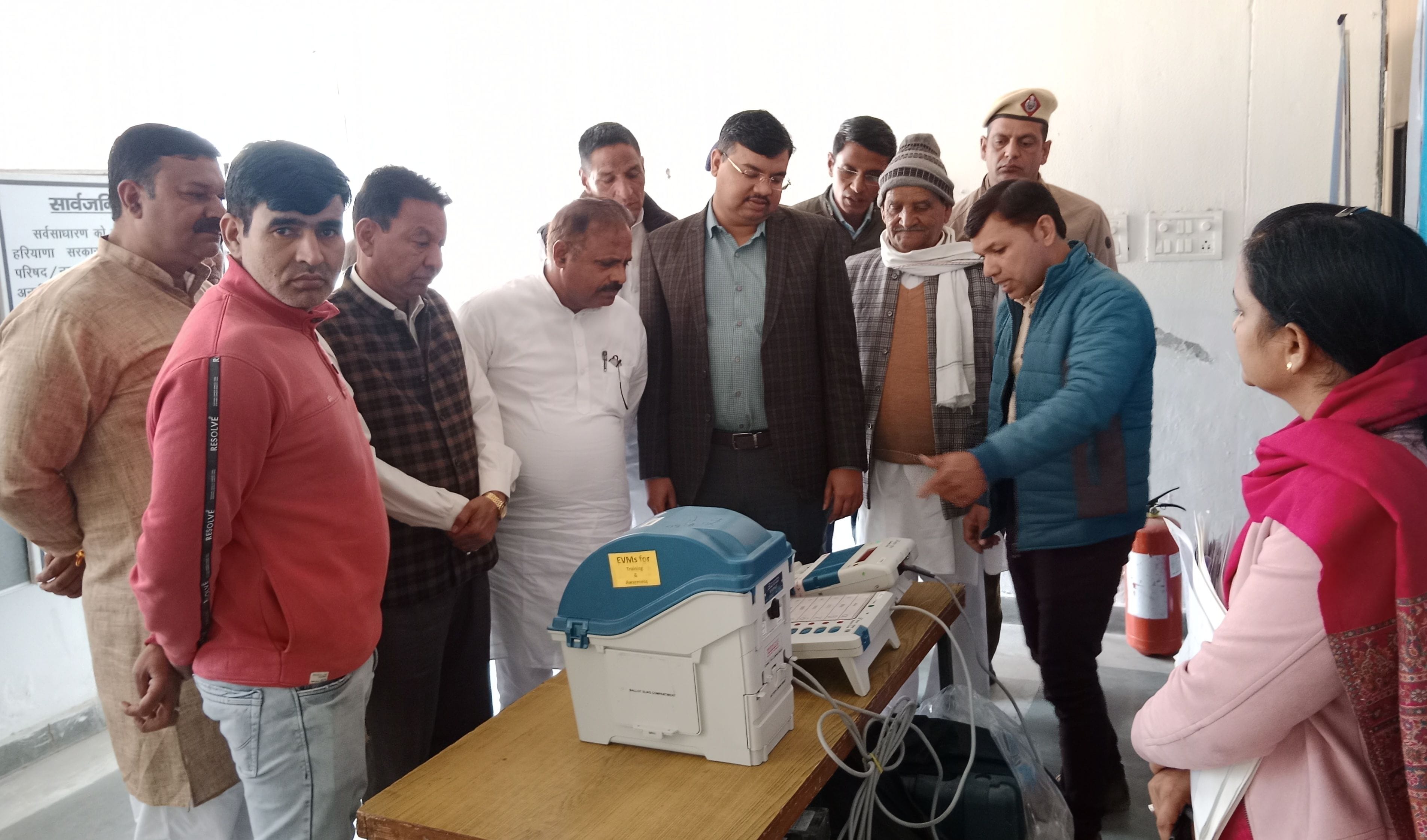 फोटो 45. सोनीपत के गन्नौर लघु सचिवालय में ईवीएम के बारे में जानकारी लेते विभिन्न राजनीतिक प्रति फोटो 45. सोनीपत के गन्नौर लघु सचिवालय में ईवीएम के बारे में जानकारी लेते विभिन्न राजनीतिक प्रति