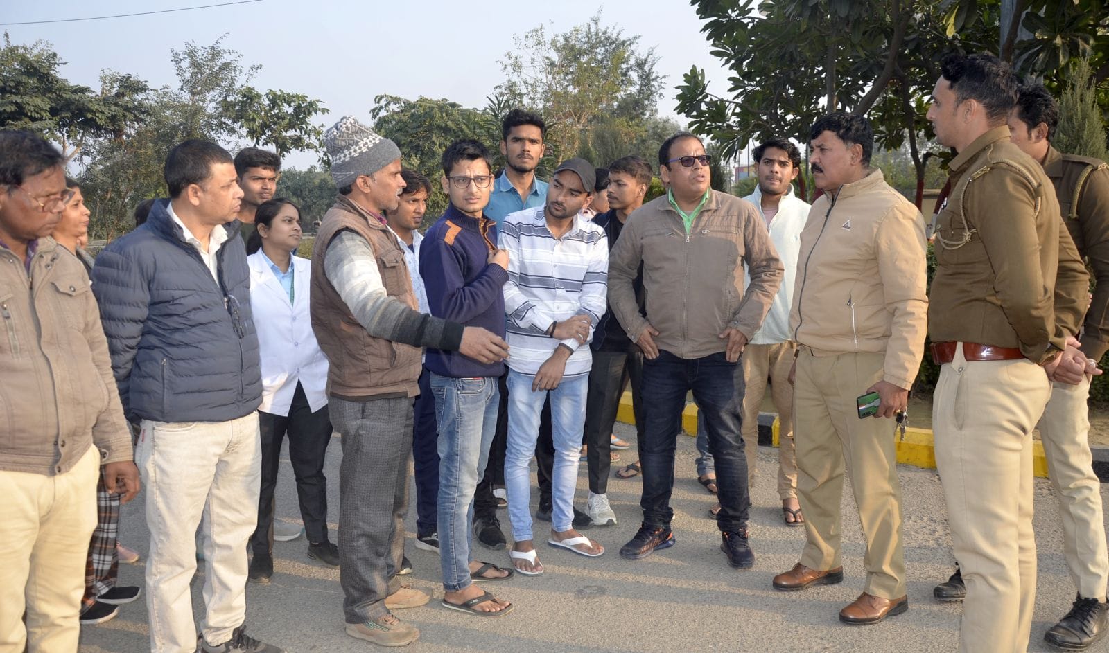 मेडीकल कॉलेज में प्राचार्य एनसी प्रजापति से बात करते बीएससी नर्सिग के छात्र-छात्राओं के अभिभाव