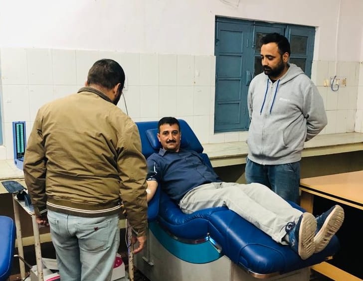मेडिकल कालेज नाहन में रक्तदान करते ड्राप्स ऑफ होप के सदस्य दलीप। संवाद